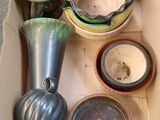 une boîte remplie de vases et de bols posée par terre
