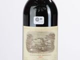 une bouteille de vin posée sur une table