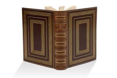 un vieux livre à la couverture brune posé sur une surface blanche