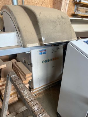 une image d'une machine qui travaille sur un morceau de bois