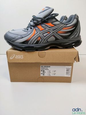 une boîte sur laquelle figure une paire de chaussures de course Asics