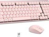 un clavier rose et une souris posés l'un à côté de l'autre