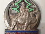 un insigne représentant un homme à cheval