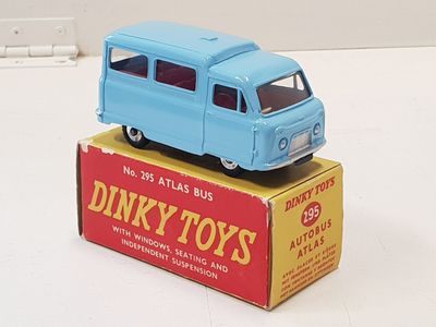une petite camionnette bleue posée sur une boîte