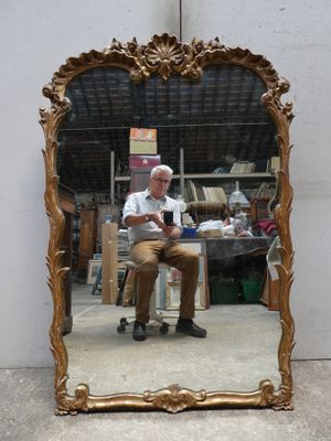 un homme assis devant un miroir