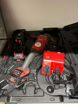 une photo d'une boîte à outils contenant des outils