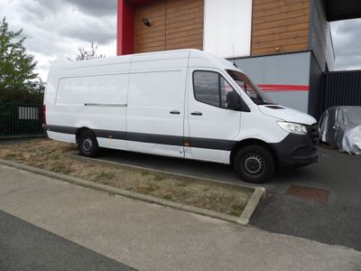 une camionnette blanche garée devant un bâtiment