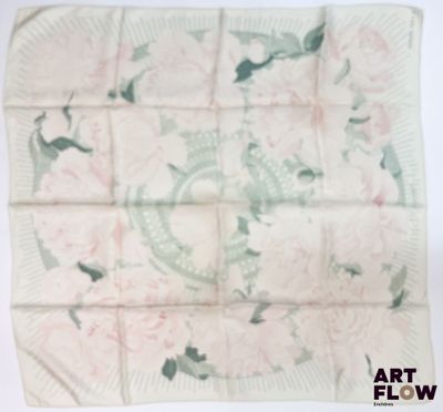 une photo d'une serviette de table ornée d'un motif floral