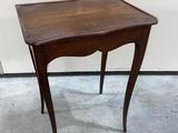 une petite table en bois avec un tiroir en dessous
