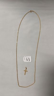 un collier en or orné d'un petit éclair