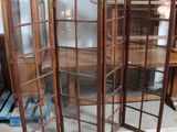 trois étagères en bois avec des portes vitrées de chaque côté