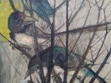 tableau représentant trois oiseaux perchés sur une branche d'arbre dans une forêt