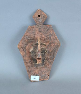 une photo d'une sculpture en bois représentant une tête de lion accrochée au mur