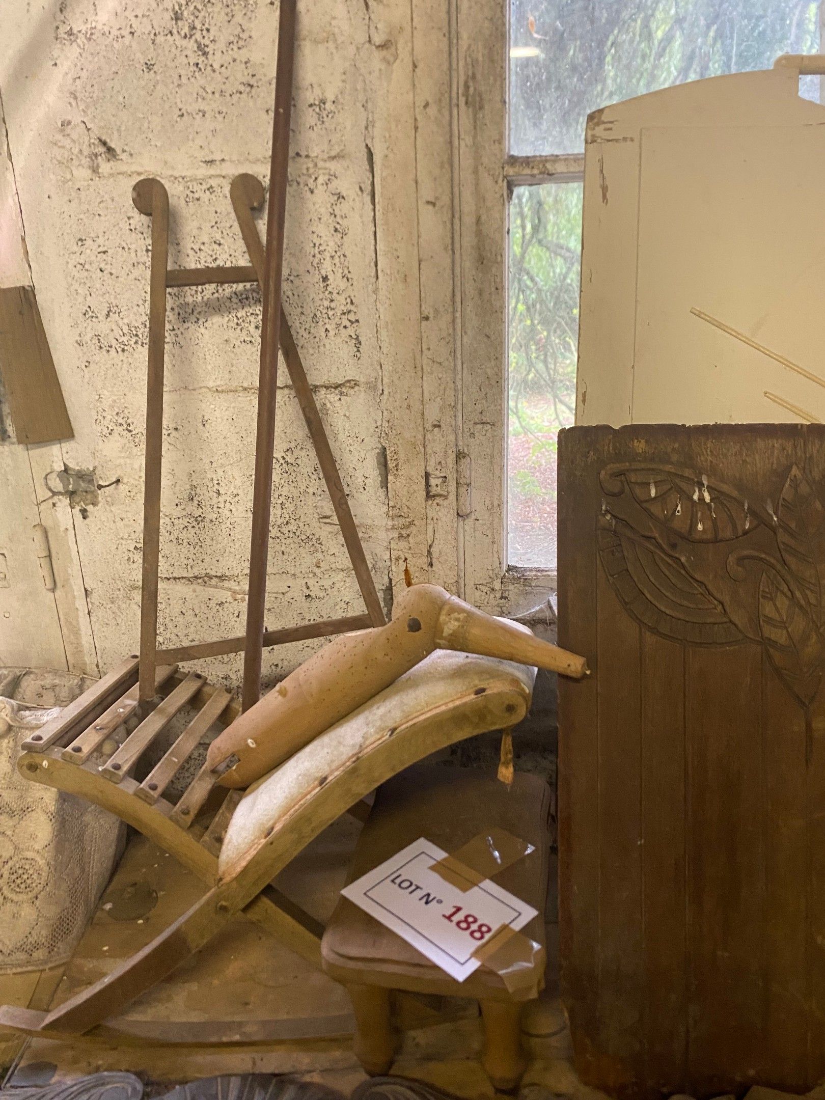 Petit lot dit du grenier, en l’état et comprenant petit banc de pied, porte sculpté Circa 1950, petit chevalet bois, ...
