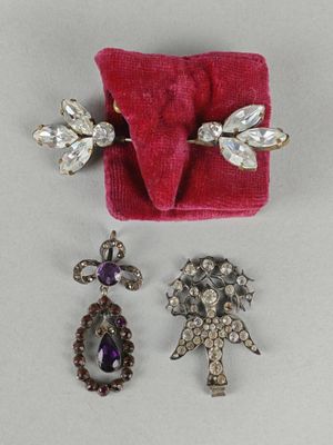 Lot de deux BIJOUX NORMANDS sertis de strass comprenant un P…