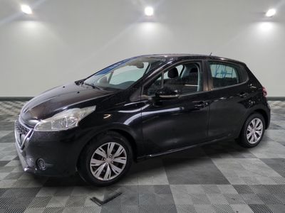 la photo d'une voiture noire garée dans un garage
