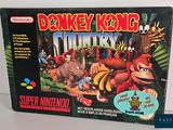 une boîte de Donkey Kong Country posée sur la table
