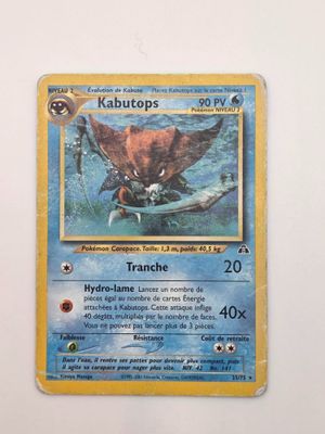 gros plan d'une carte pokemon sur une surface blanche