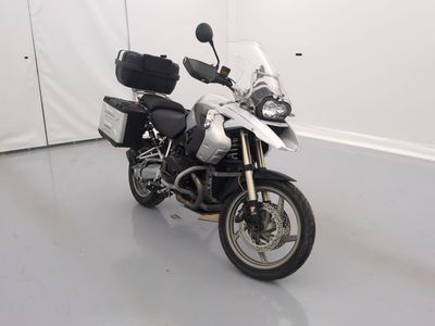 une moto garée dans une pièce aux murs blancs