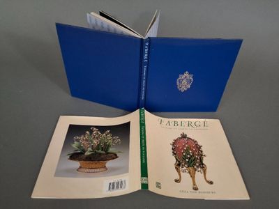 deux livres ouverts dont les pages laissent apparaître des images de fleurs