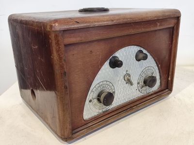 une radio à l'ancienne posée sur une table