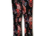 un pantalon pour femme à imprimé floral noir et rouge, suspendu à un cintre