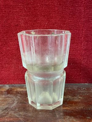 un verre en verre transparent posé sur une table en bois