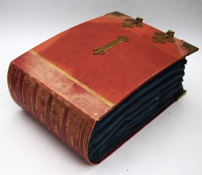un vieux livre sur lequel est posée une croix