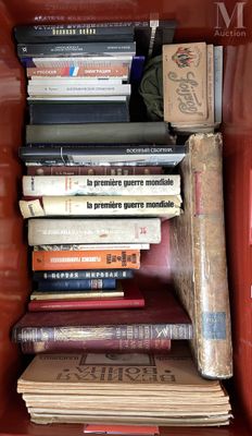 de nombreux livres empilés les uns sur les autres dans une boîte rouge