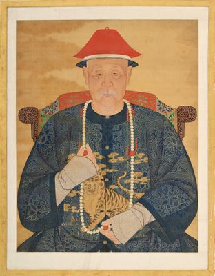 portrait d'un homme coiffé d'un chapeau rouge, avec un tigre sur les genoux
