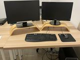 un bureau équipé de deux écrans et d'un clavier