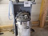 une machine qui se trouve à l'intérieur d'un bâtiment