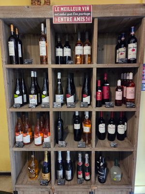 de nombreuses bouteilles de vin sur les étagères de la pièce