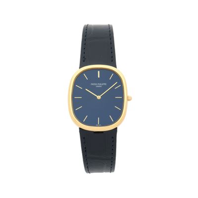 un gros plan d'une montre sur fond blanc, avec un cadran bleu