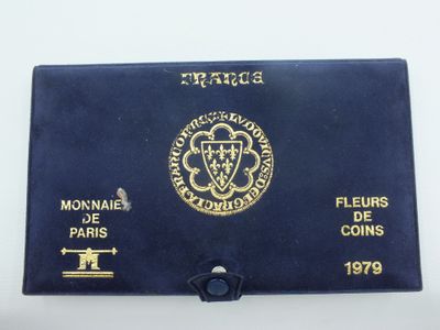 un gros plan d'un portefeuille bleu orné d'un emblème doré