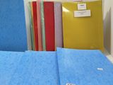de nombreux dossiers de différentes couleurs et tailles sur une étagère