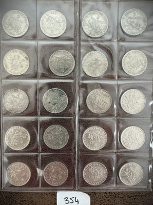 tout un tas de pièces exposées dans une vitrine