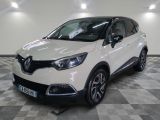 la voiture blanche est garée sur un sol en damier dans le garage
