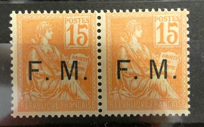 un gros plan sur deux timbres posés sur une surface noire
