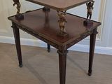 une petite table surmontée d'une étagère, dans une pièce