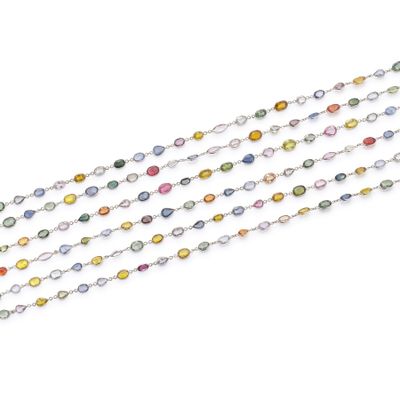 un collier multicolore composé de perles de verre de différentes couleurs