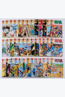 une pile de bandes dessinées posée sur une table