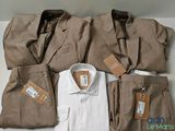 plusieurs vêtements pour homme, notamment une chemise blanche, un pantalon marron et une veste marron