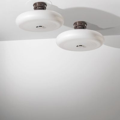 deux lampes suspendues au plafond de la pièce
