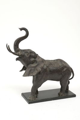 École moderne Sculpture en bronze patiné représentant un élé…