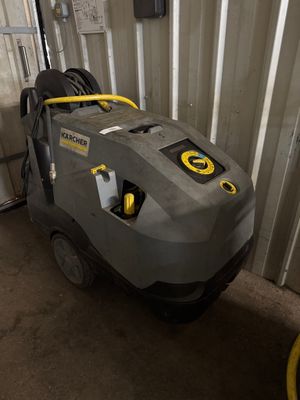 l'image d'une machine installée dans un garage