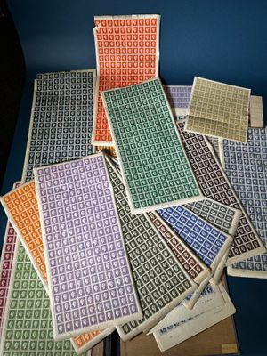 une pile de cartes à jouer posée sur une table bleue