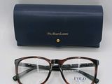 une paire de lunettes posée sur un étui bleu