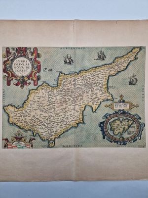 une vieille carte de l'île de Chypre sur laquelle figure une boussole