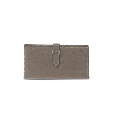 a picture of a women ' s wallet with a clasp on the front
